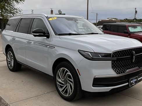 Used 2025 Lincoln Navigator Reserve AWD/4WD image 3