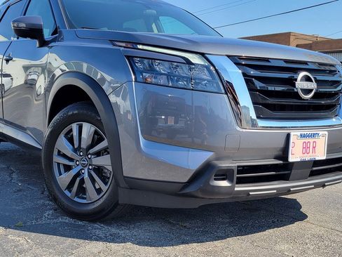 Used 2024 Nissan Pathfinder SV image 2