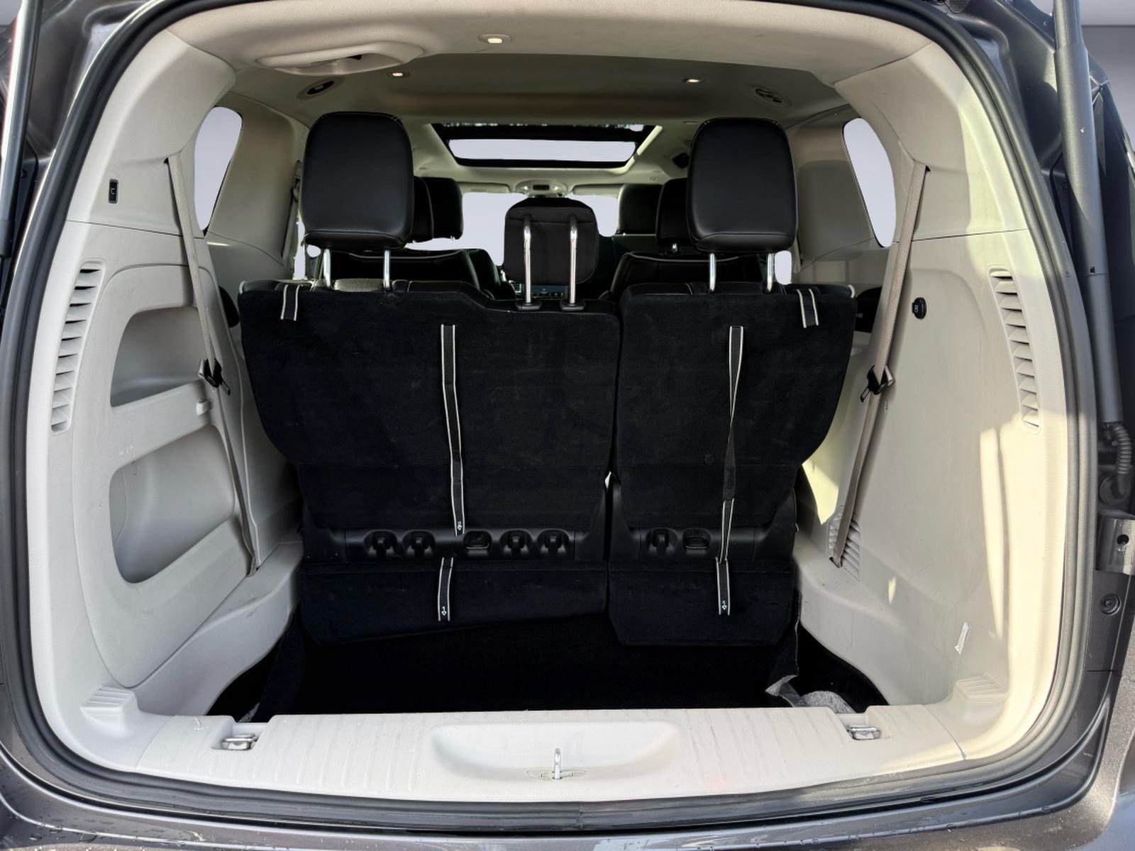 Used 2023 Chrysler Pacifica Limited FWD image 8