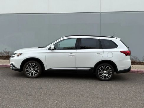 Used 2016 Mitsubishi Outlander SEL image 2