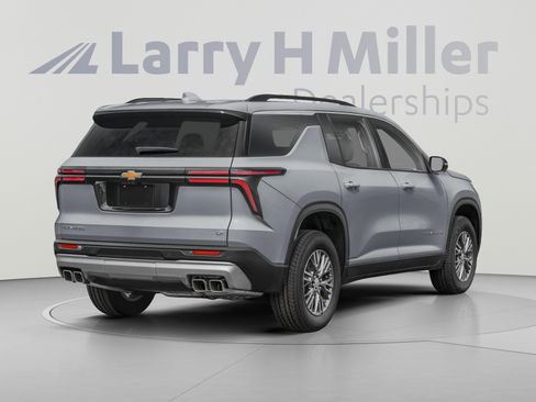 New 2026 Chevrolet Traverse LT w/ Midnight/Sport Edition AWD/4WD image 2
