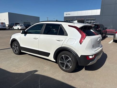 Used 2024 Kia Niro LX FWD image 4