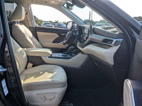 Used 2021 Toyota Highlander XLE AWD/4WD image 28