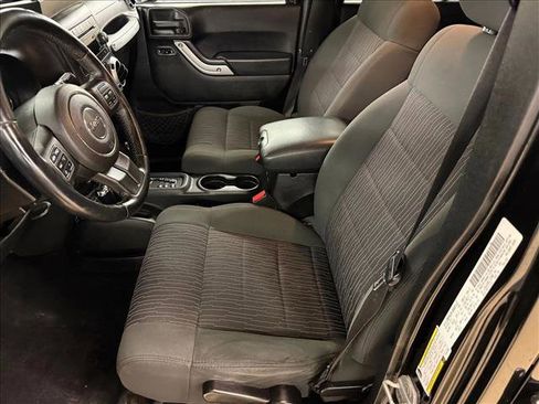 Used 2012 Jeep Wrangler Unlimited Rubicon w/ Connectivity Group image 17