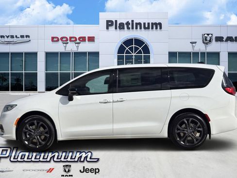 New 2026 Chrysler Pacifica Select AWD/4WD image 3