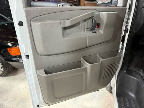 Used 2017 Chevrolet Express 2500 RWD image 21