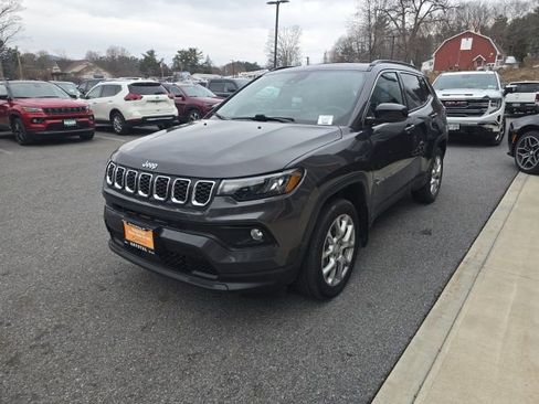 Used 2024 Jeep Compass Latitude w/ Sun and Sound Group image 3