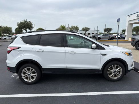 Used 2018 Ford Escape SE w/ SE Sync 3 Package AWD/4WD image 2