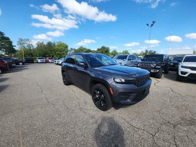 Used 2023 Jeep Grand Cherokee Altitude AWD/4WD image 7