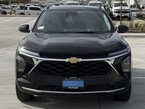 Used 2025 Chevrolet Trax LT w/ LT Convenience Package image 8