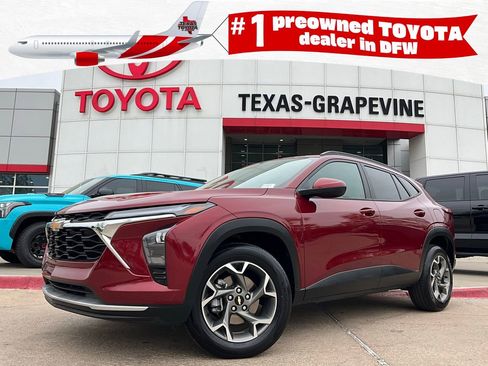 Used 2025 Chevrolet Trax LT FWD image 1