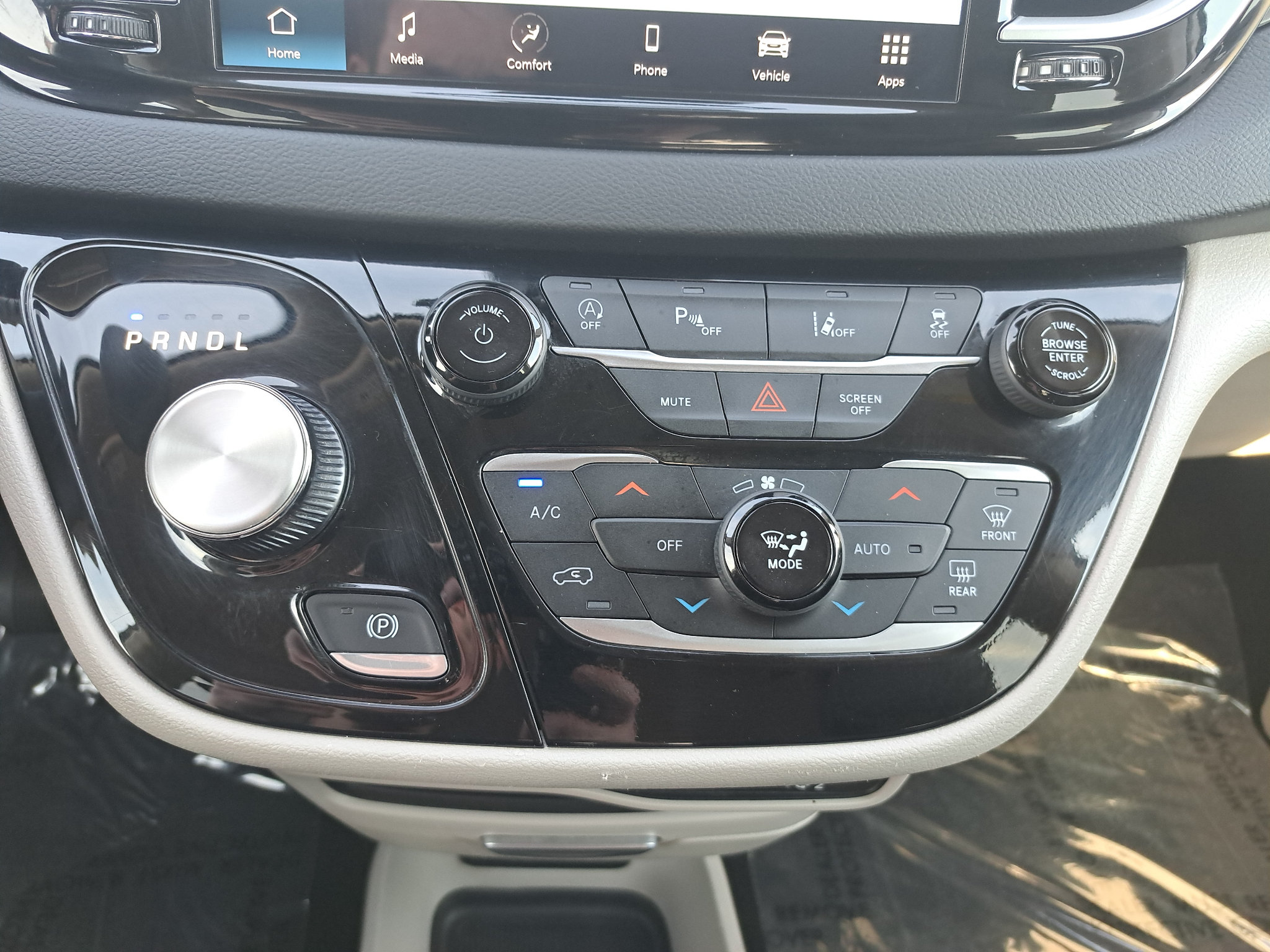 Certified 2024 Chrysler Pacifica Touring-L FWD image 23