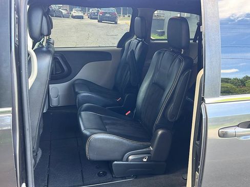 Used 2019 Dodge Grand Caravan SXT FWD image 17