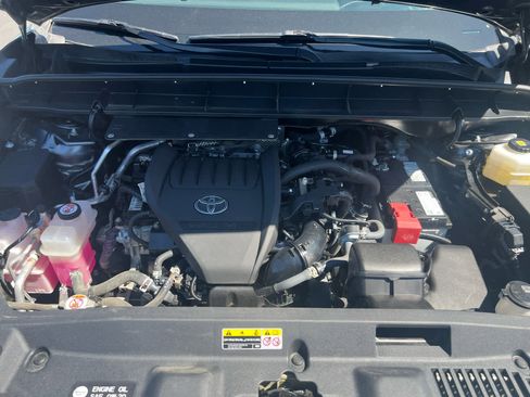 Used 2023 Toyota Highlander XLE AWD/4WD image 3