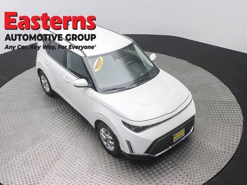 Used 2023 Kia Soul LX w/ Option Group 015 FWD image 3
