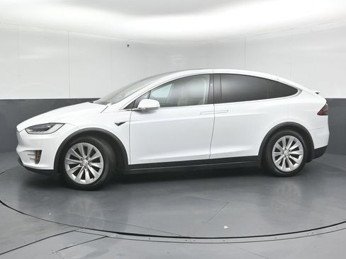 Used 2018 Tesla Model X 75D image 4