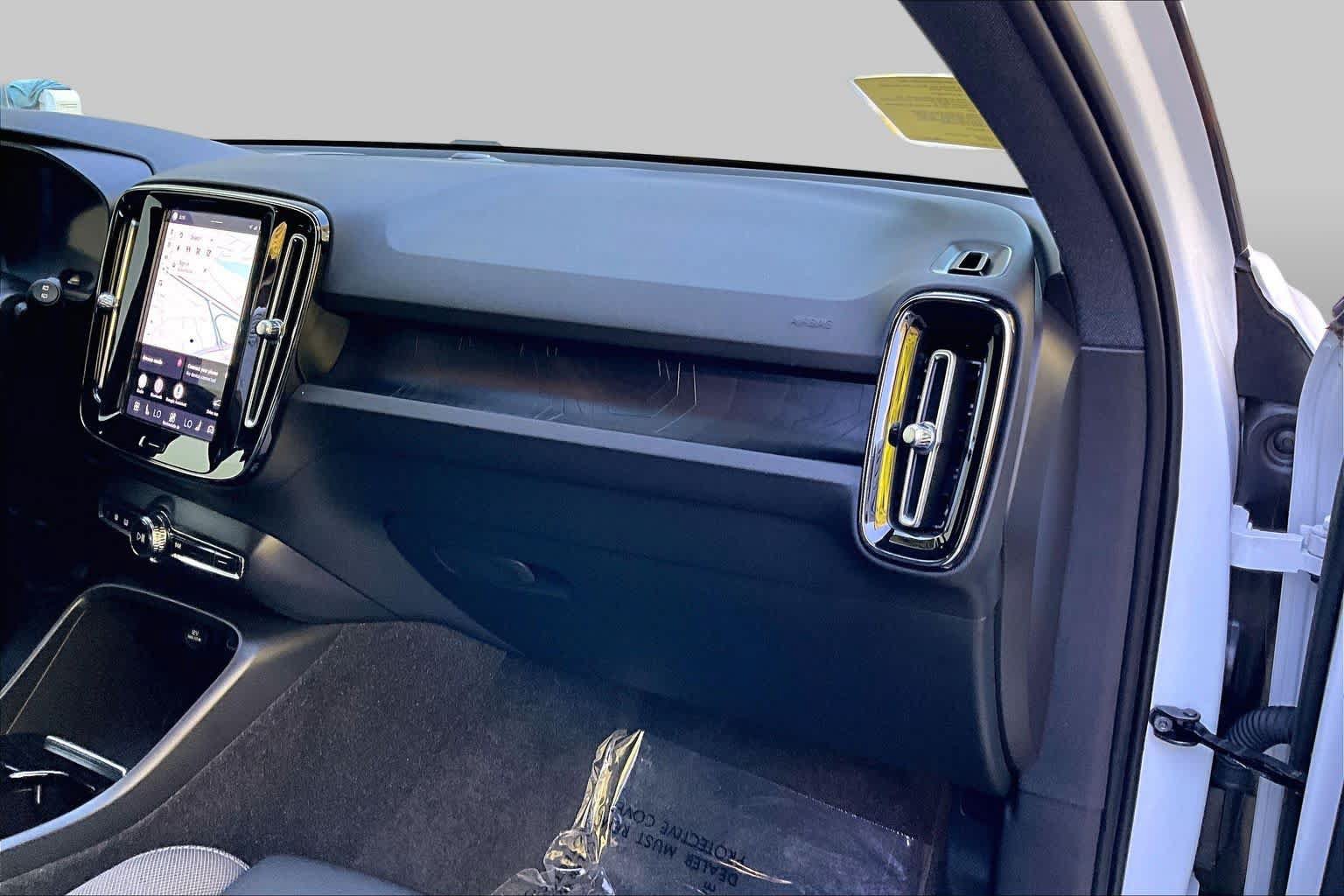 Used 2023 Volvo XC40 Recharge Core AWD/4WD image 17