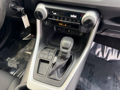 Used 2019 Toyota RAV4 LE image 59