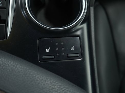 Used 2020 Toyota Camry XLE image 24