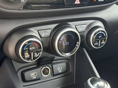 Used 2025 Hyundai Venue SEL FWD image 20