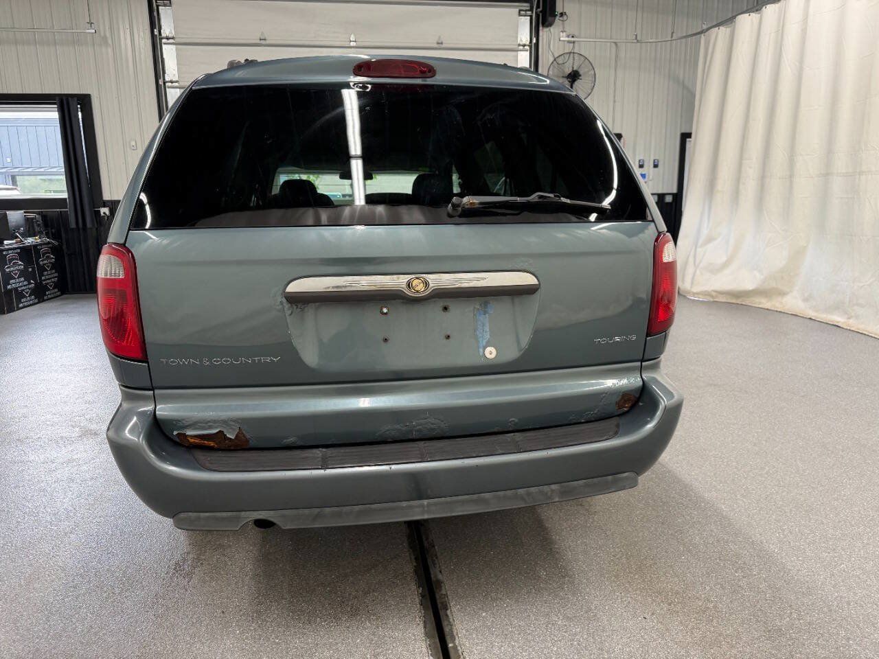 Used 2006 Chrysler Town & Country Touring FWD image 3