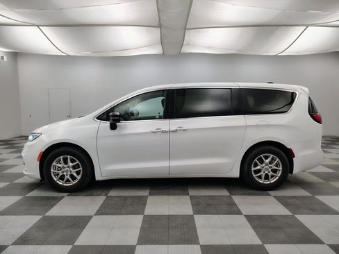 Used 2024 Chrysler Pacifica Touring-L FWD image 4