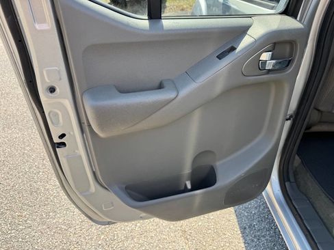 Used 2013 Nissan Frontier SV image 40