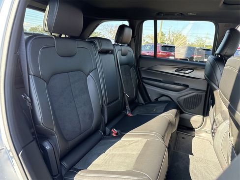 Used 2025 Jeep Grand Cherokee Altitude image 22