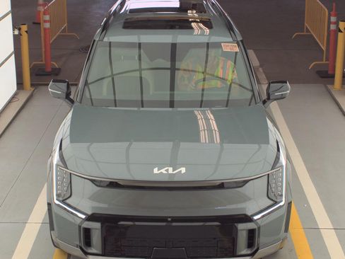 Certified 2024 Kia EV9 GT-Line AWD/4WD image 3