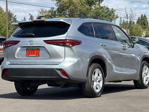 Used 2022 Toyota Highlander L FWD image 5