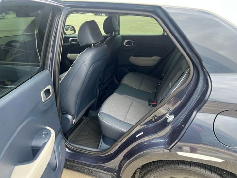 Used 2025 Hyundai Venue Limited FWD image 11