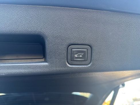 Used 2025 Chevrolet Traverse LT image 20