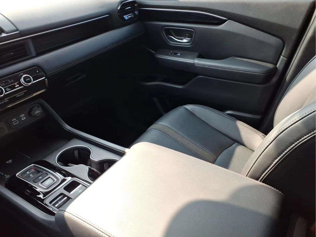 Used 2025 Honda Pilot Touring image 12