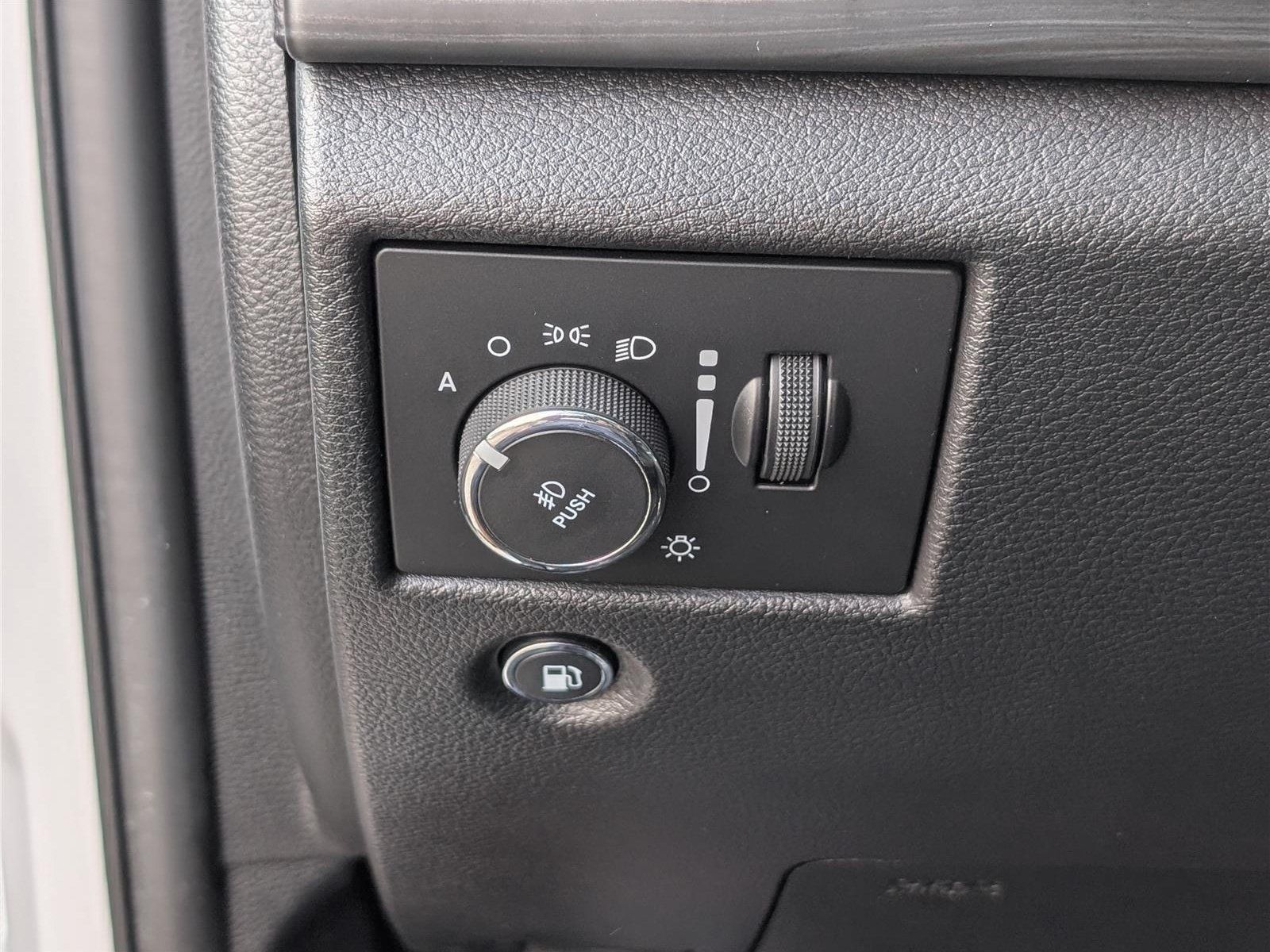 Used 2020 Jeep Grand Cherokee Altitude AWD/4WD image 21