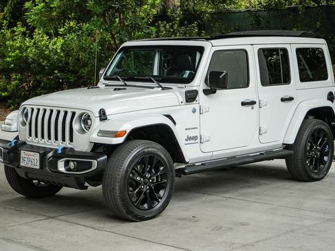 Used 2023 Jeep Wrangler Unlimited Sahara AWD/4WD image 3