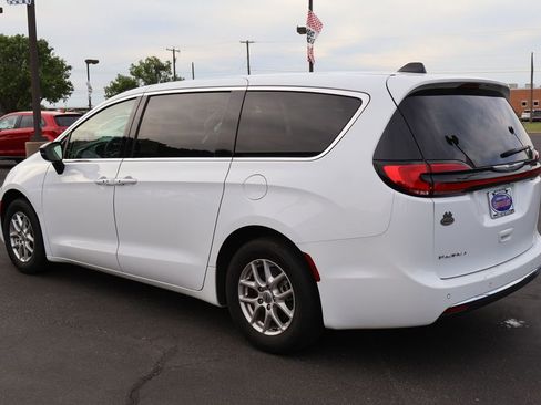 Used 2024 Chrysler Pacifica Touring-L FWD image 16