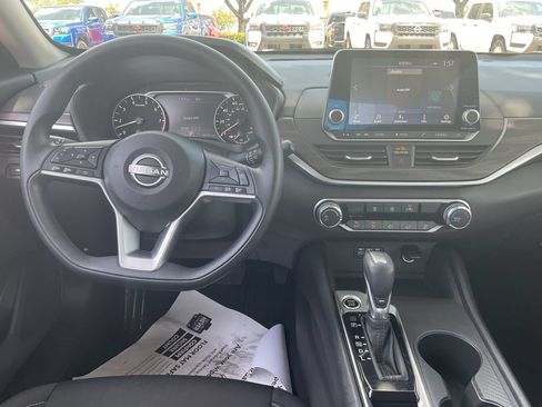 Used 2025 Nissan Altima 2.5 SV FWD image 15