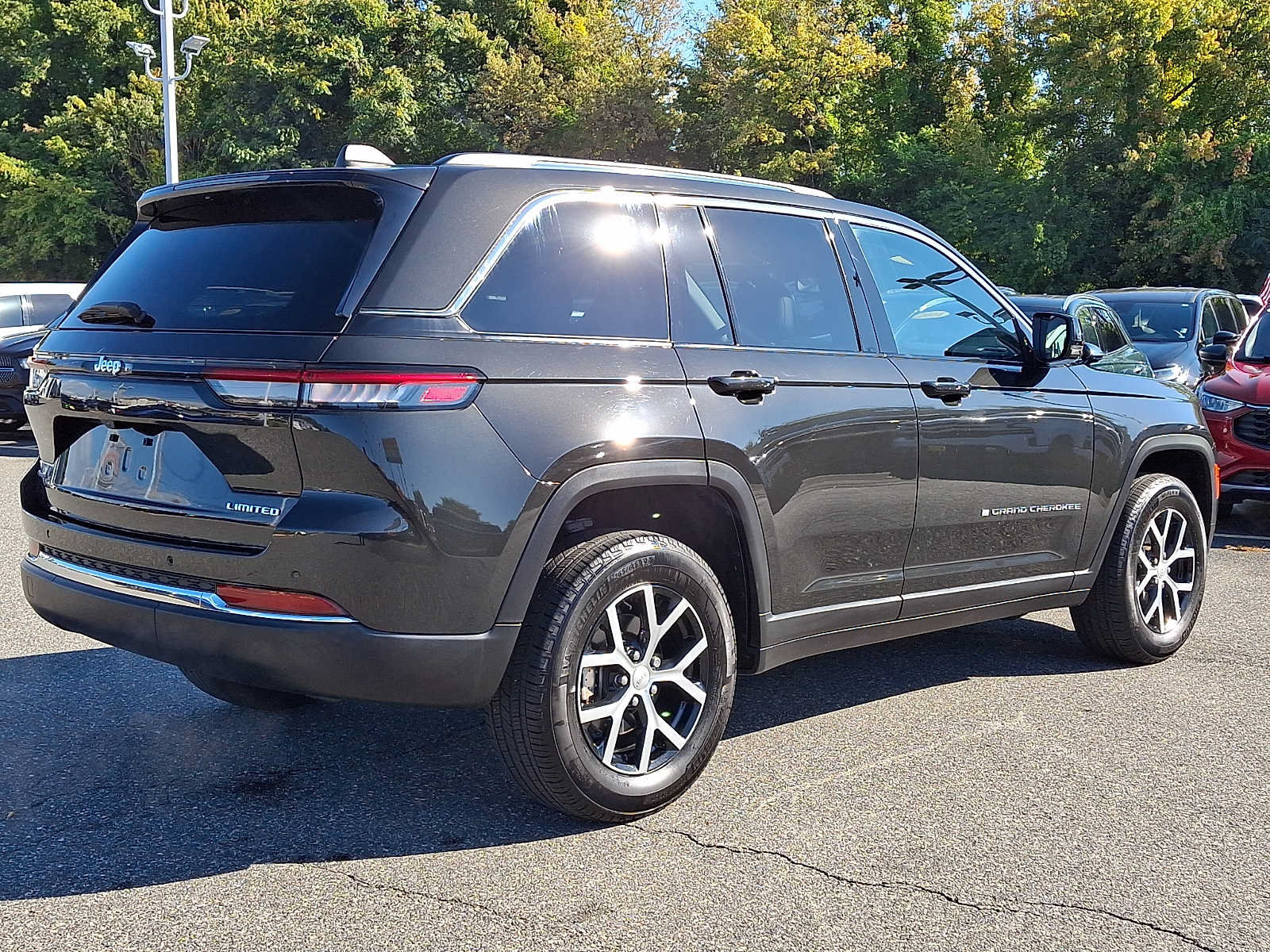 Used 2023 Jeep Grand Cherokee Limited AWD/4WD image 6
