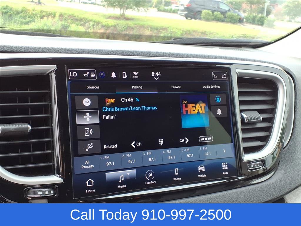 Used 2024 Chrysler Pacifica Touring-L FWD image 13