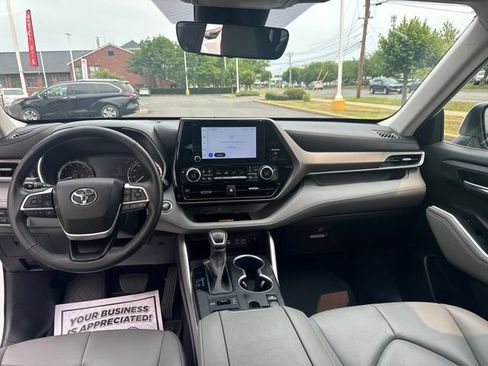 Used 2023 Toyota Highlander XLE AWD/4WD image 15