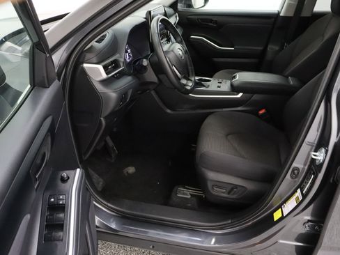 Used 2025 Toyota Highlander LE FWD image 14