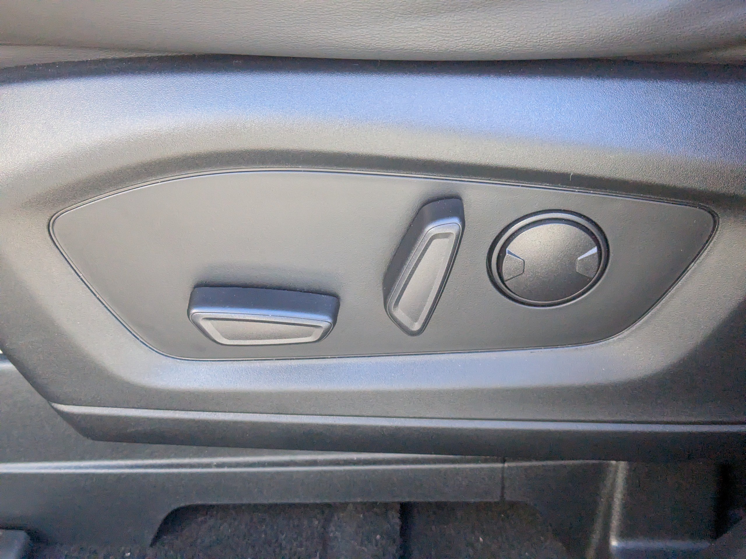 Used 2023 Ford Explorer XLT w/ Equipment Group 202A AWD/4WD image 19