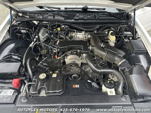 Used 2004 Ford Crown Victoria LX RWD image 27