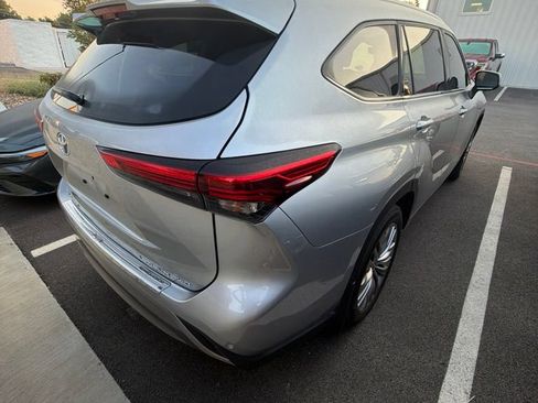 Used 2022 Toyota Highlander Platinum AWD/4WD image 3