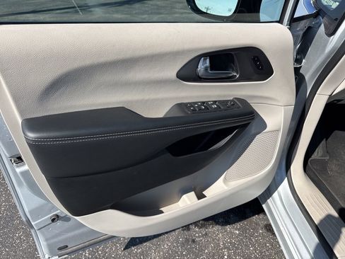 Used 2024 Chrysler Pacifica Touring-L FWD image 21