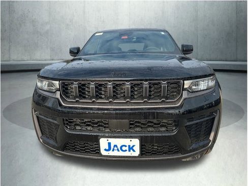 New 2026 Jeep Grand Cherokee Laredo image 9