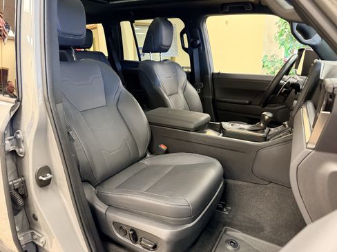Used 2025 Lexus GX 550 w/ Accessory Package (2T) AWD/4WD image 28