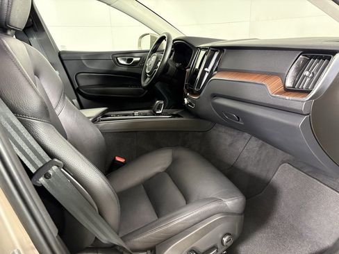 Used 2023 Volvo XC60 B5 Plus image 14