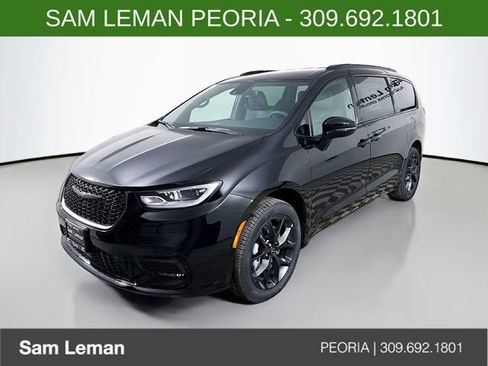 New 2026 Chrysler Pacifica Select image 3