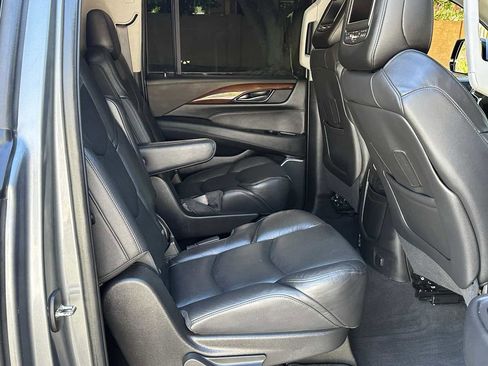 Used 2019 Cadillac Escalade ESV Luxury AWD/4WD image 33
